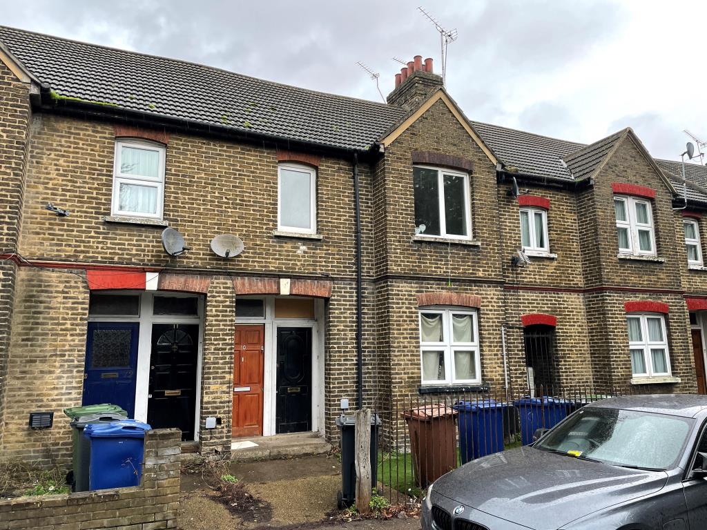 Lot: 110 - FOUR-BEDROOM FLAT FOR RENOVATION - Main image of vacant flat in Purfleet-on-Thames